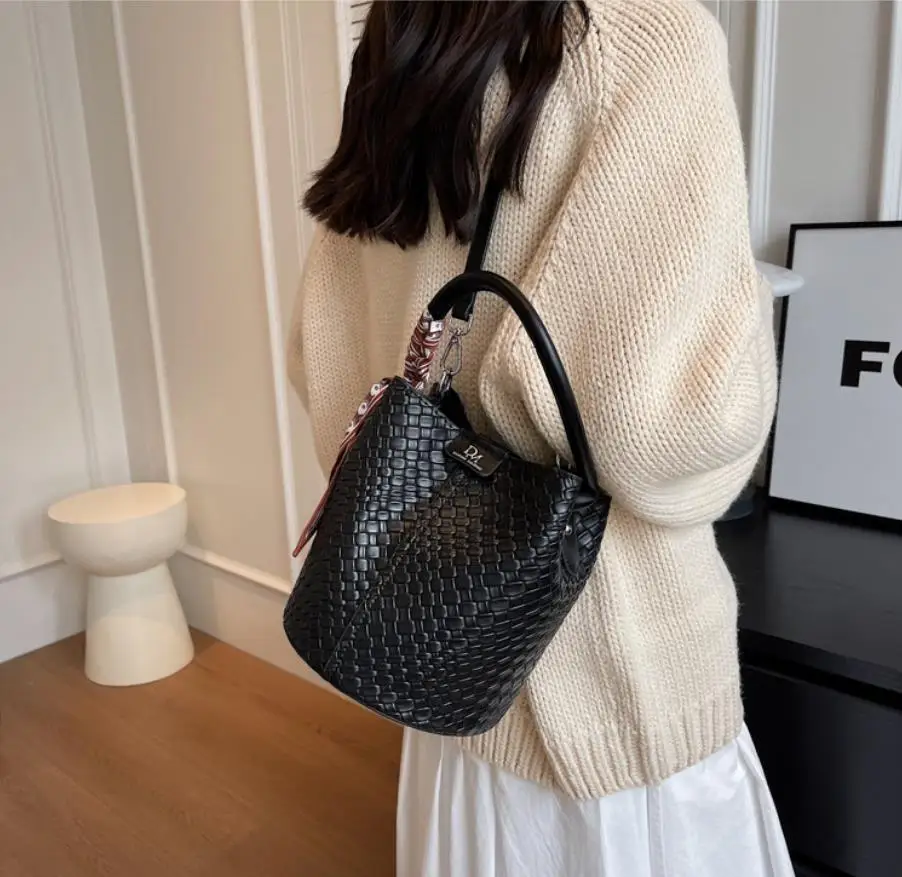 Bolso tipo cubo para mujer a la moda, elegante bolso con efecto | Accesorios de moda · Omeda.es - Imagen 10