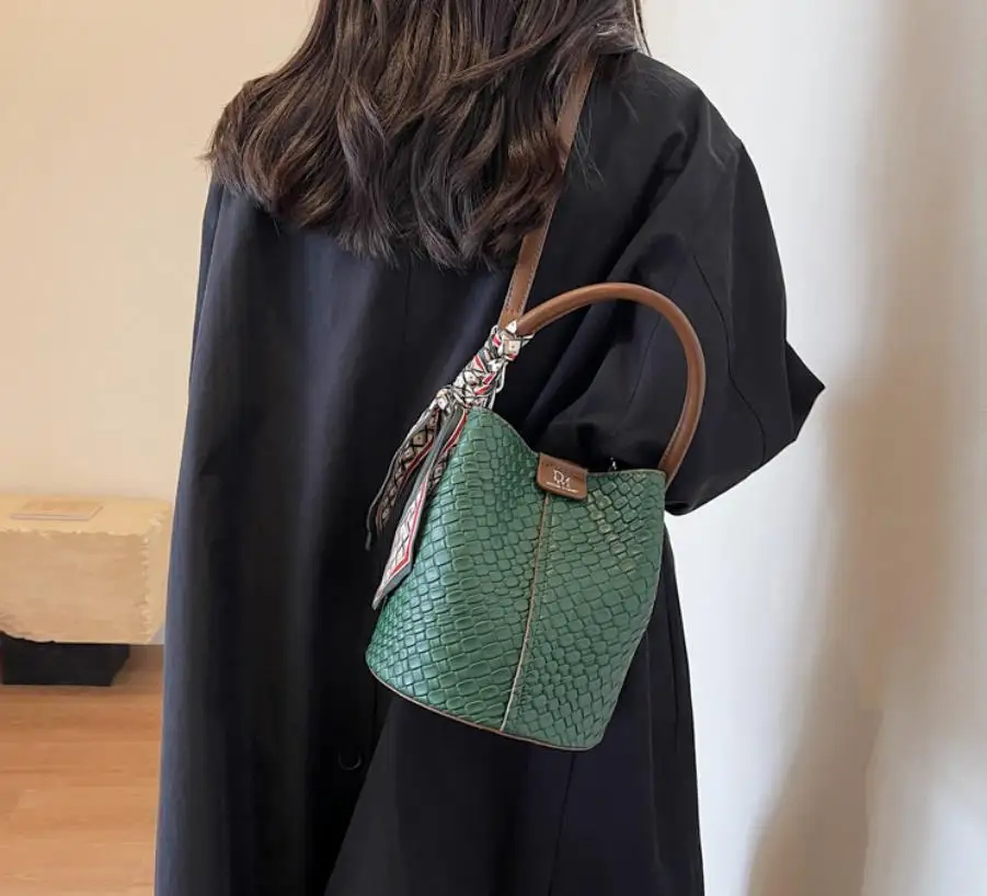 Bolso tipo cubo para mujer a la moda, elegante bolso con efecto | Accesorios de moda · Omeda.es - Imagen 12