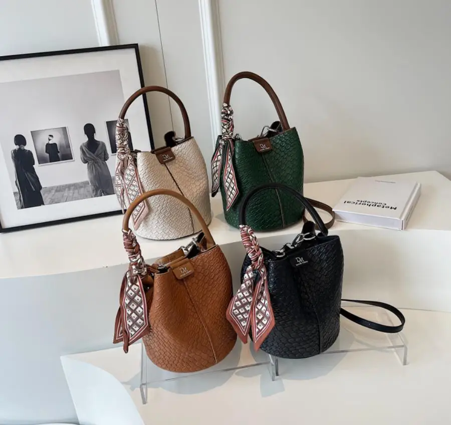 Bolso tipo cubo para mujer a la moda, elegante bolso con efecto | Accesorios de moda · Omeda.es - Imagen 13