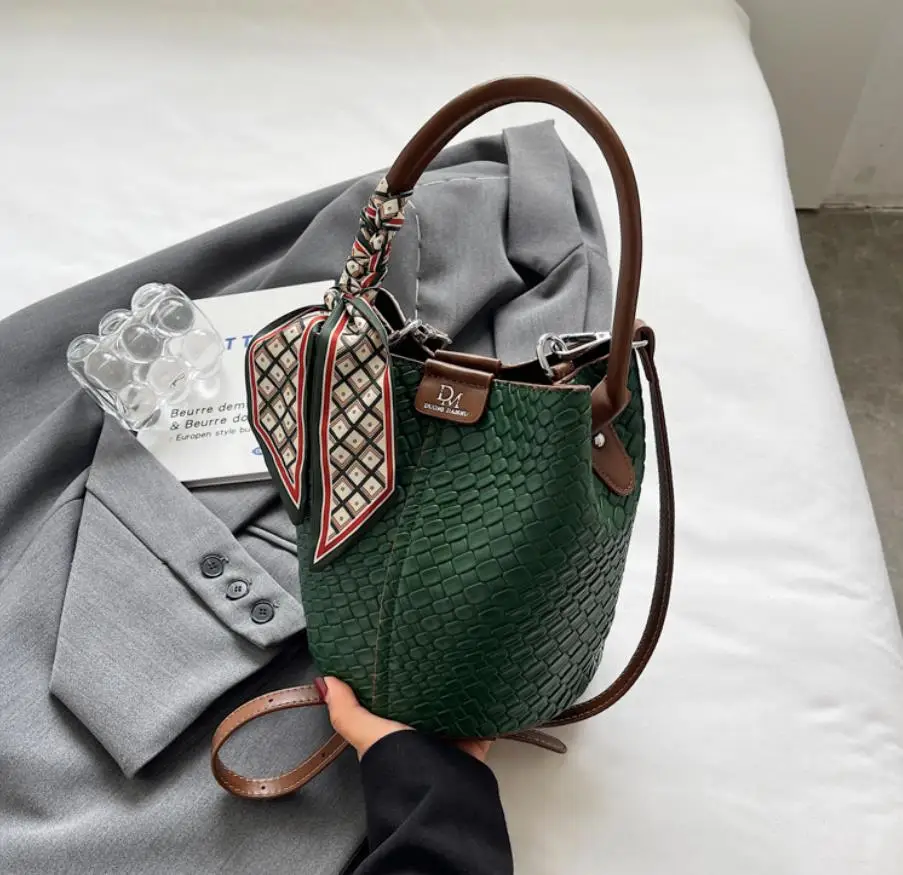 Bolso tipo cubo para mujer a la moda, elegante bolso con efecto | Accesorios de moda · Omeda.es - Imagen 16