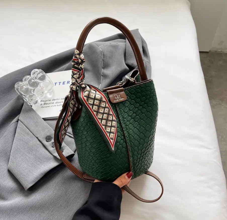 Bolso tipo cubo para mujer a la moda, elegante bolso con efecto | Accesorios de moda · Omeda.es - Imagen 17