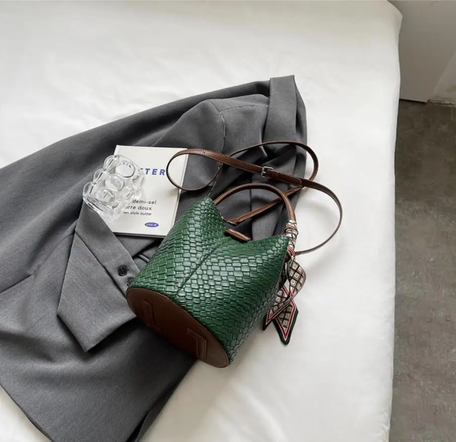 Bolso tipo cubo para mujer a la moda, elegante bolso con efecto | Accesorios de moda · Omeda.es - Imagen 18