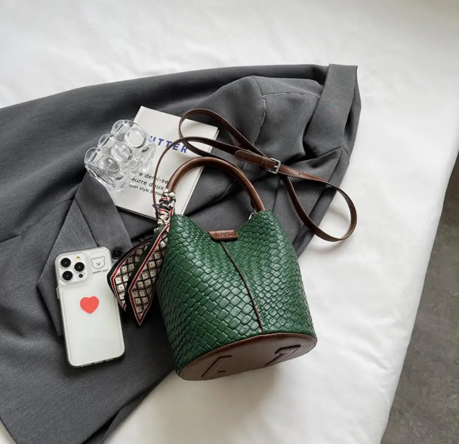 Bolso tipo cubo para mujer a la moda, elegante bolso con efecto | Accesorios de moda · Omeda.es - Imagen 19