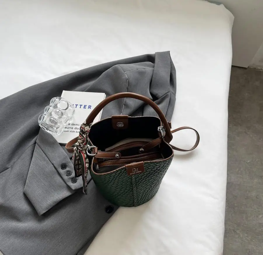 Bolso tipo cubo para mujer a la moda, elegante bolso con efecto | Accesorios de moda · Omeda.es - Imagen 22