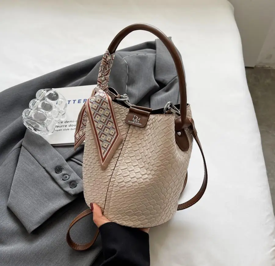 Bolso tipo cubo para mujer a la moda, elegante bolso con efecto | Accesorios de moda · Omeda.es - Imagen 23