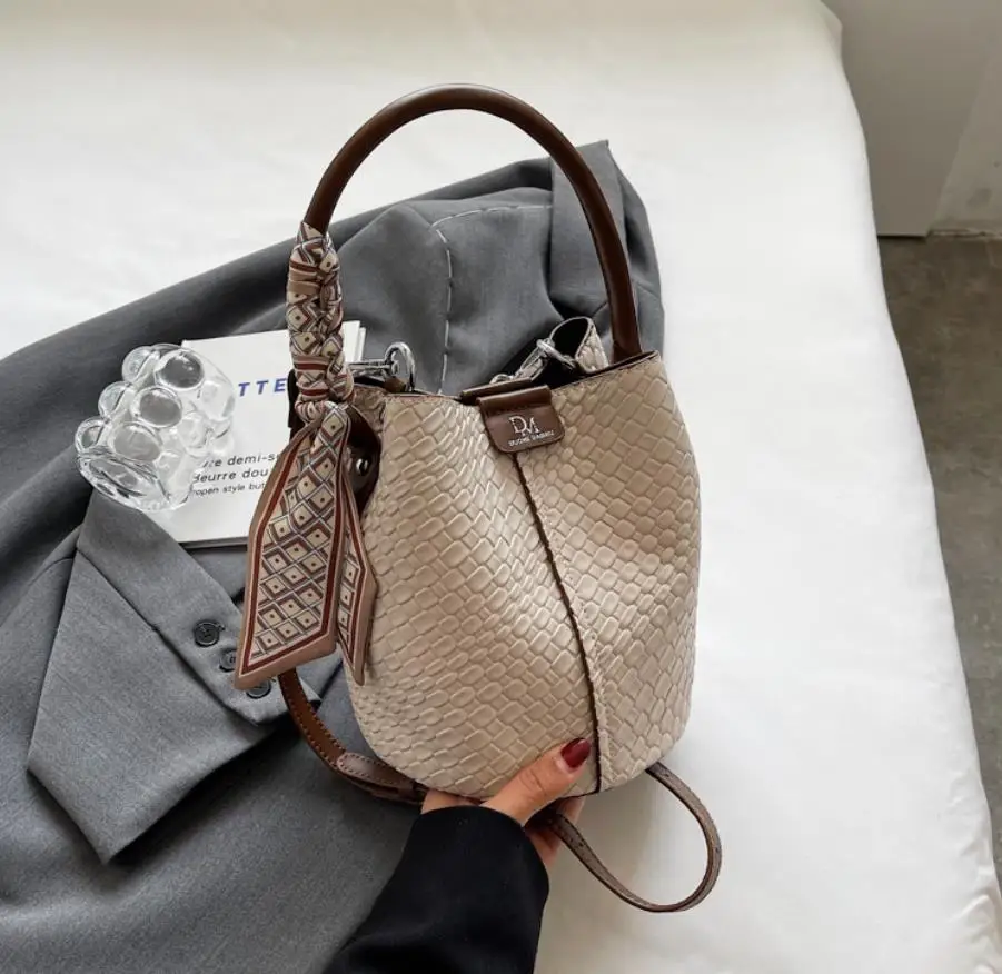 Bolso tipo cubo para mujer a la moda, elegante bolso con efecto | Accesorios de moda · Omeda.es - Imagen 24