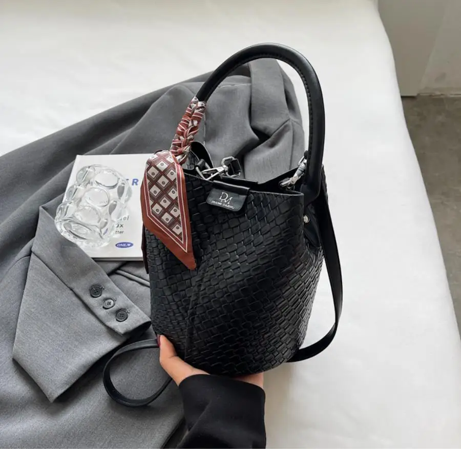 Bolso tipo cubo para mujer a la moda, elegante bolso con efecto | Accesorios de moda · Omeda.es - Imagen 25