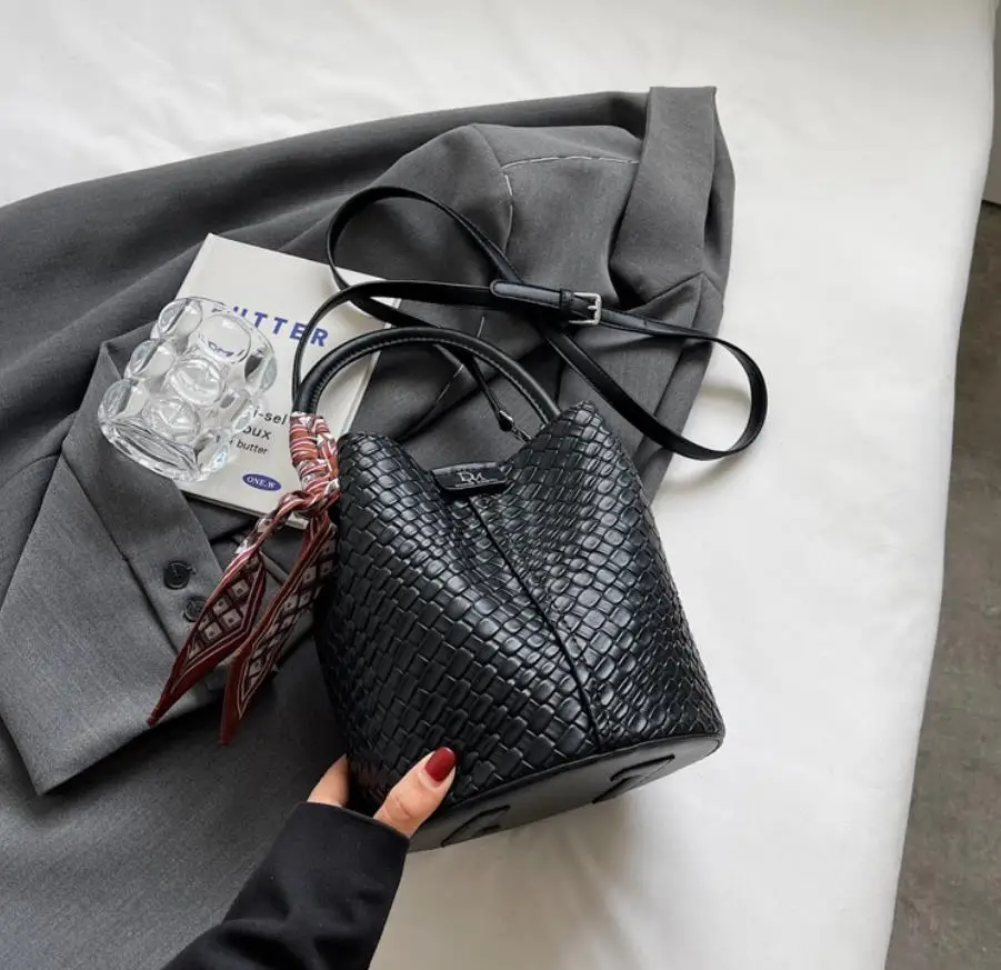 Bolso tipo cubo para mujer a la moda, elegante bolso con efecto | Accesorios de moda · Omeda.es - Imagen 26