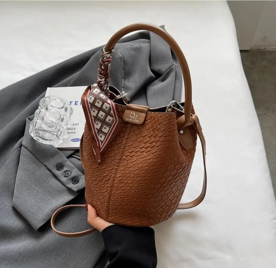 Bolso tipo cubo para mujer a la moda, elegante bolso con efecto | Accesorios de moda · Omeda.es - Imagen 27