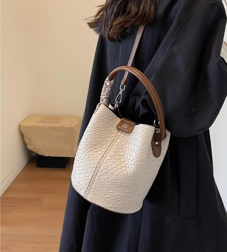 Bolso tipo cubo para mujer a la moda, elegante bolso con efecto | Accesorios de moda · Omeda.es - Imagen 3