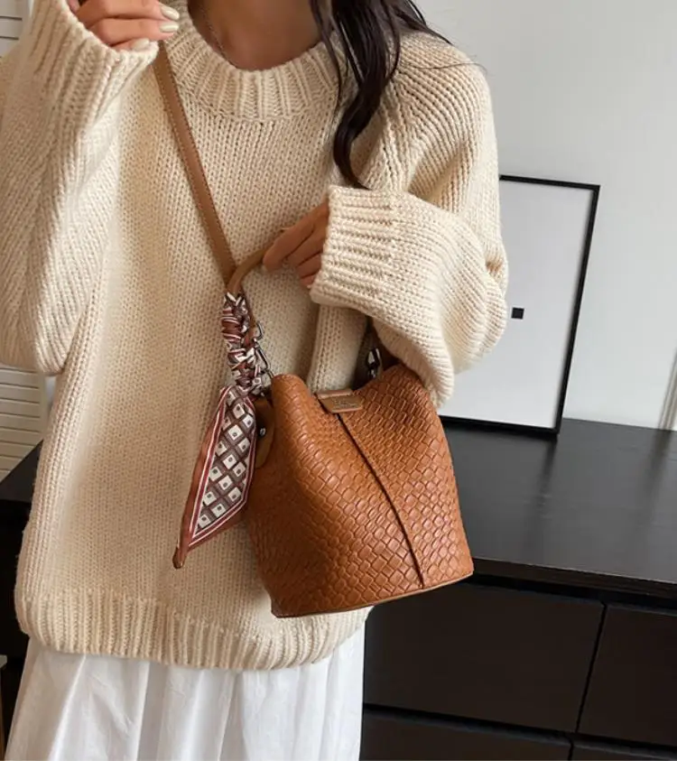 Bolso tipo cubo para mujer a la moda, elegante bolso con efecto | Accesorios de moda · Omeda.es - Imagen 4