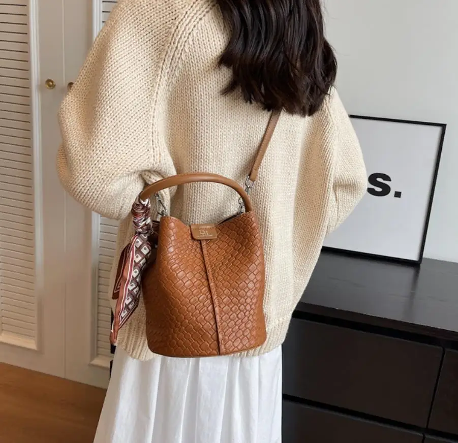 Bolso tipo cubo para mujer a la moda, elegante bolso con efecto | Accesorios de moda · Omeda.es - Imagen 5