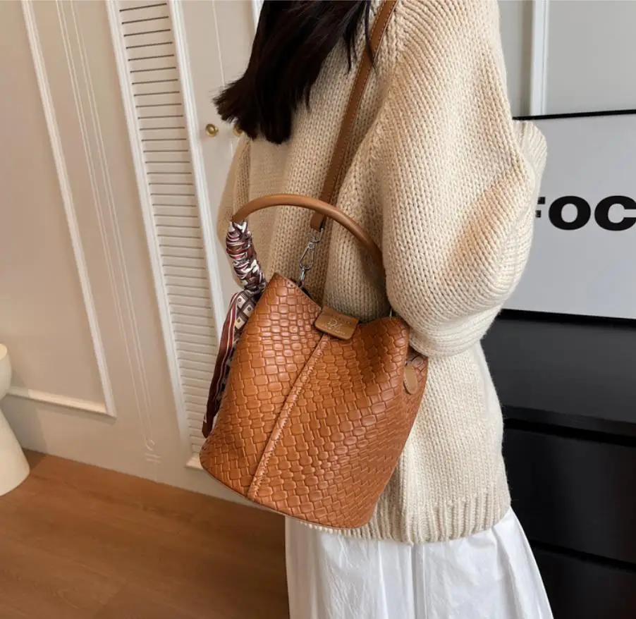 Bolso tipo cubo para mujer a la moda, elegante bolso con efecto | Accesorios de moda · Omeda.es - Imagen 6