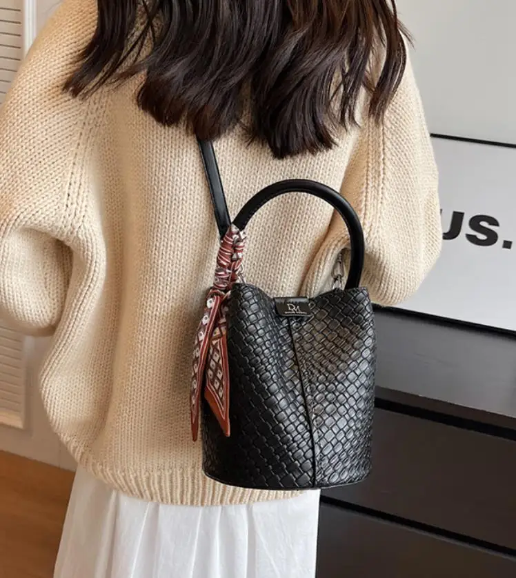 Bolso tipo cubo para mujer a la moda, elegante bolso con efecto | Accesorios de moda · Omeda.es - Imagen 7