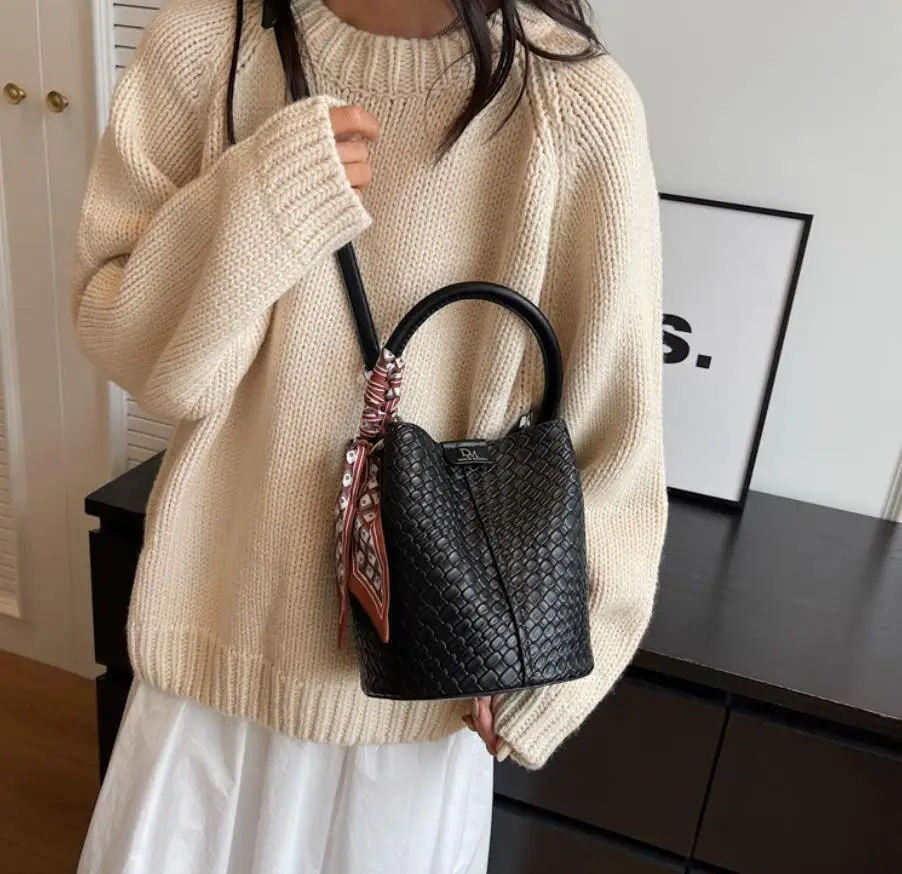 Bolso tipo cubo para mujer a la moda, elegante bolso con efecto | Accesorios de moda · Omeda.es - Imagen 8