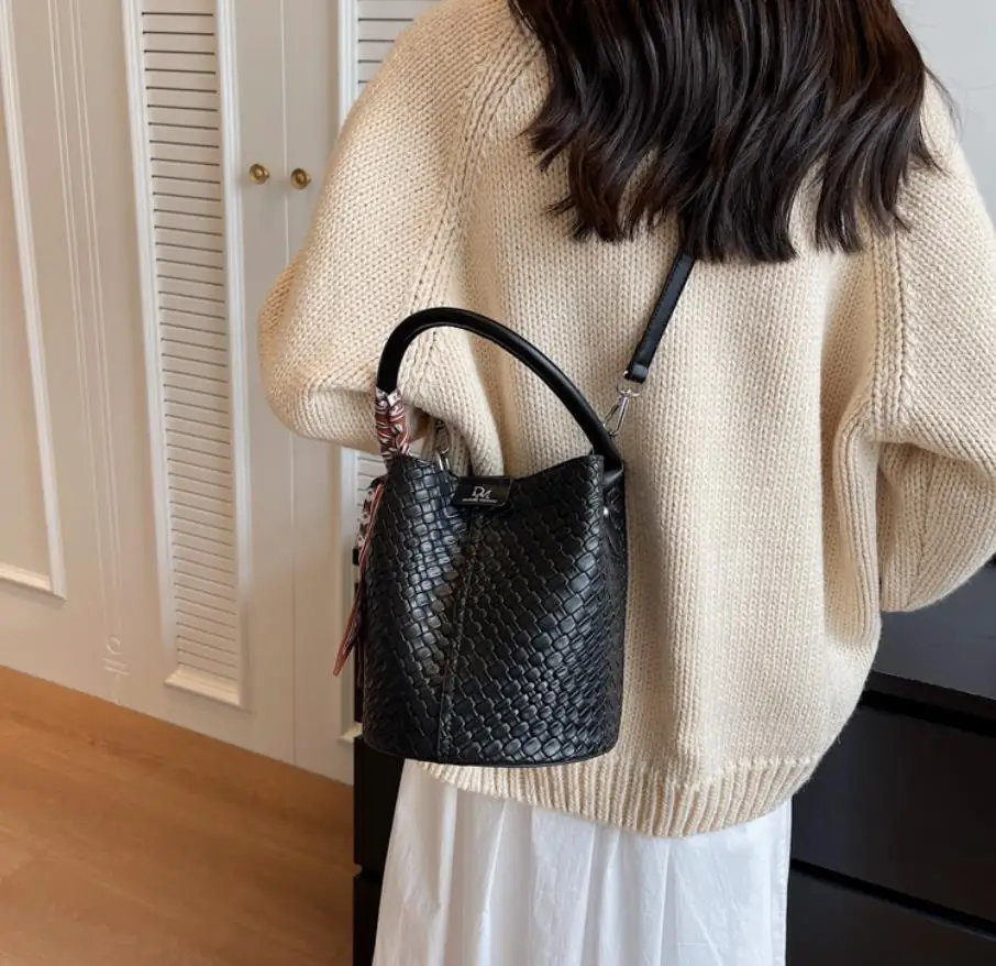 Bolso tipo cubo para mujer a la moda, elegante bolso con efecto | Accesorios de moda · Omeda.es - Imagen 9