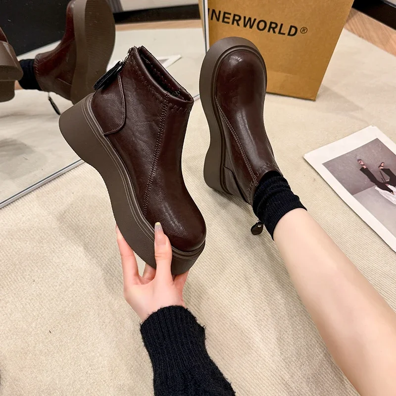 Botines de moda: cuenta con una suela antideslizante y un acogedor | Zapatos y calzado · Omeda.es - Imagen 10