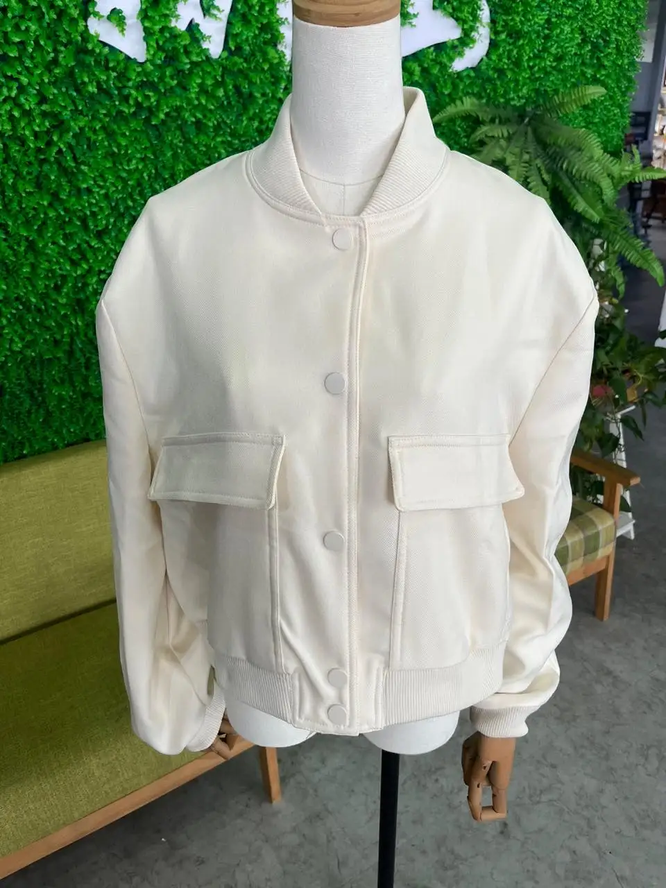 Chaqueta negra elegante a la moda para mujer, abrigo recortado | Ropa de mujer · Omeda.es - Imagen 4