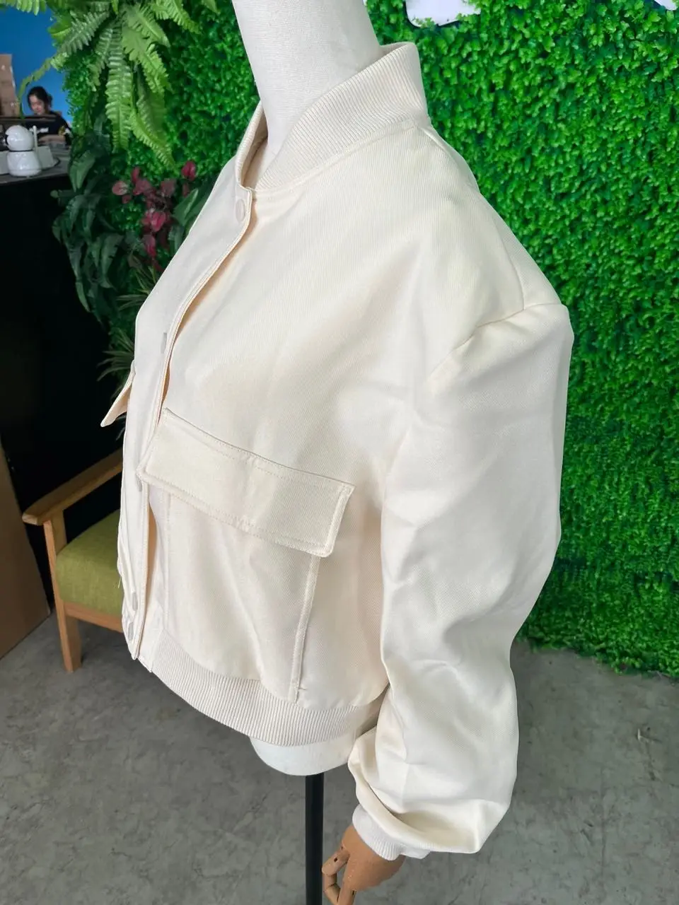 Chaqueta negra elegante a la moda para mujer, abrigo recortado | Ropa de mujer · Omeda.es - Imagen 5