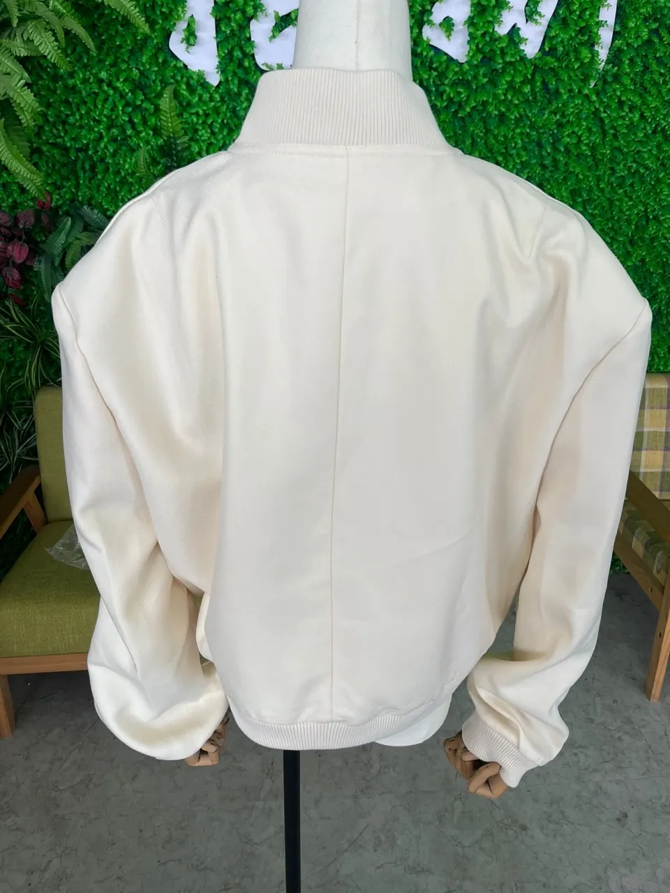 Chaqueta negra elegante a la moda para mujer, abrigo recortado | Ropa de mujer · Omeda.es - Imagen 6