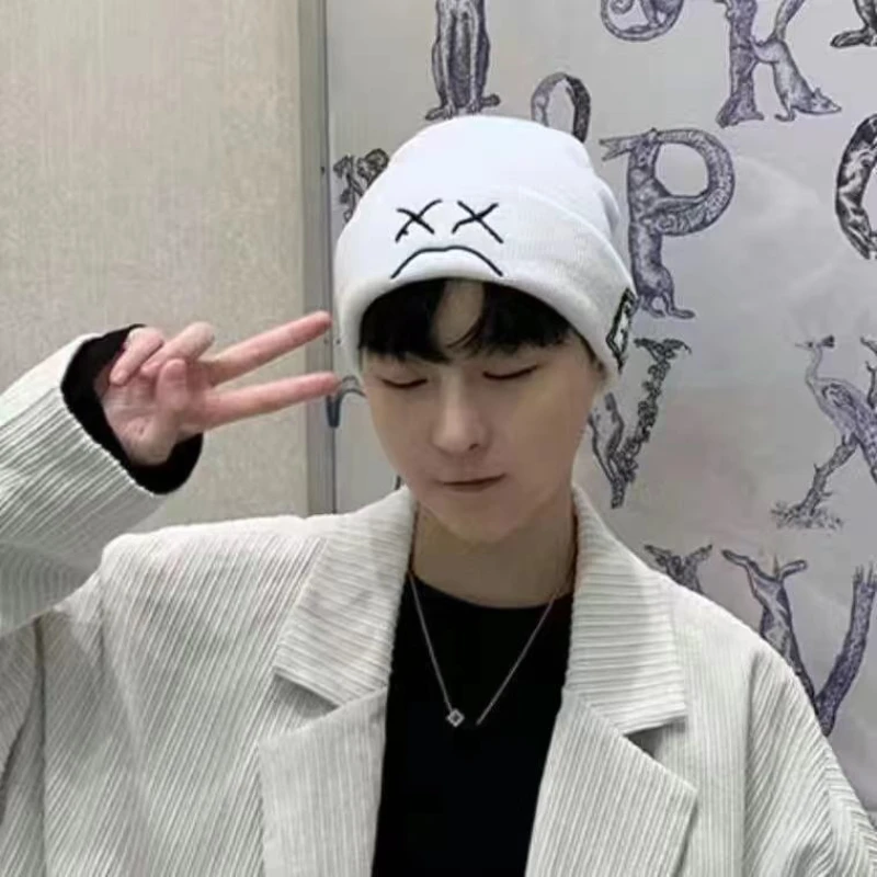 Gorro de punto estilo hip-hop Gorro de punto bordado con expresión | Accesorios de moda · Omeda.es - Imagen 7