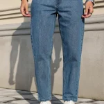 Los jeans de hombre están hechos de tela vaquera azul clásica con un | Ropa de hombre · Omeda.es
