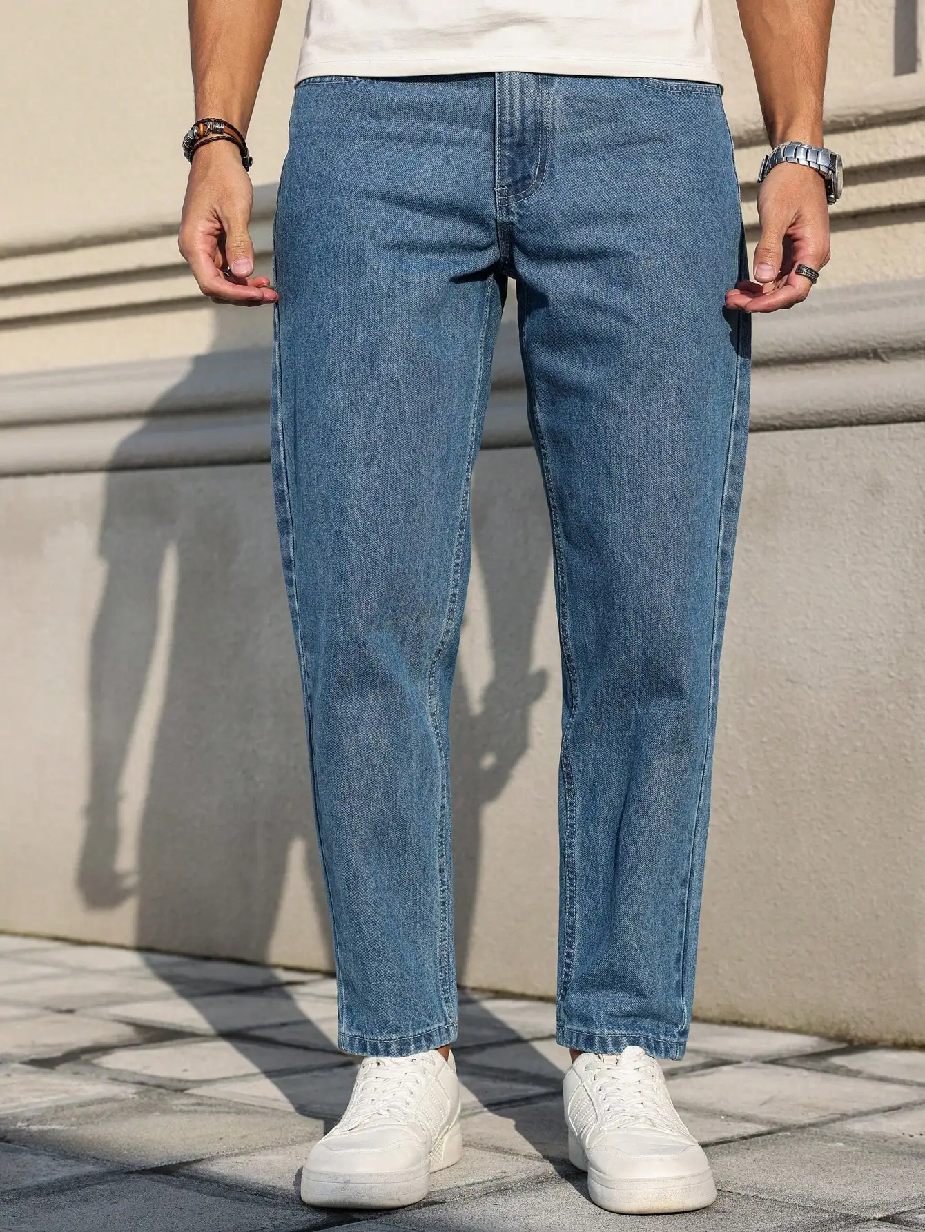 Los jeans de hombre están hechos de tela vaquera azul clásica con un | Ropa de hombre · Omeda.es