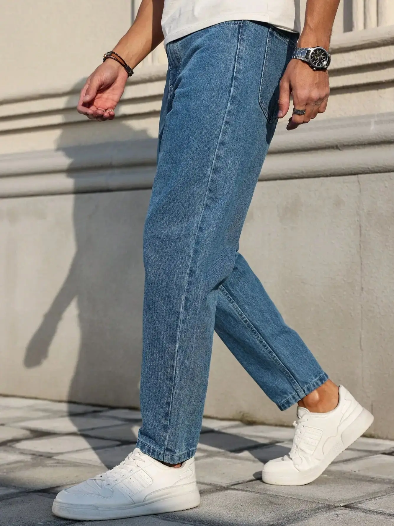 Los jeans de hombre están hechos de tela vaquera azul clásica con un | Ropa de hombre · Omeda.es - Imagen 2