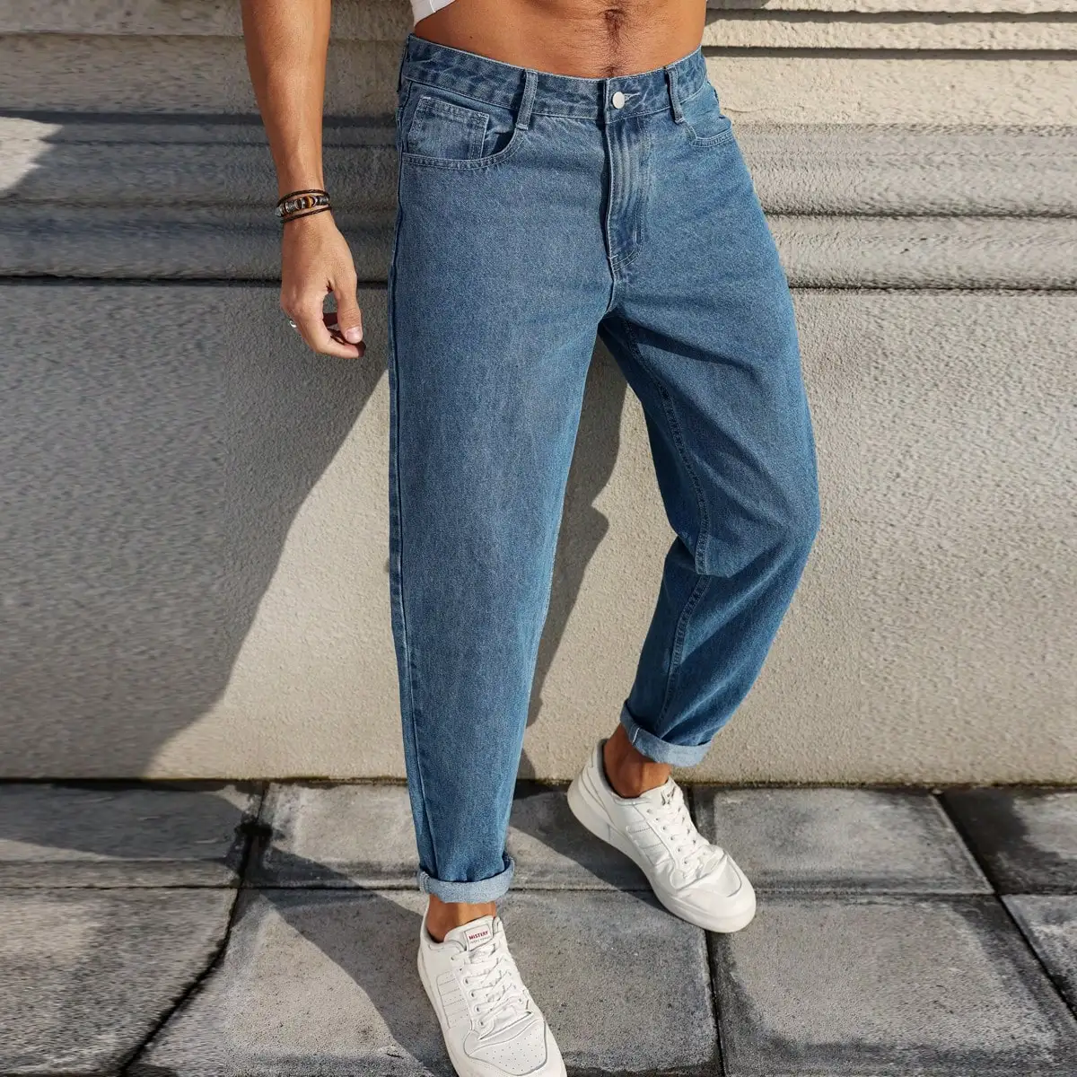 Los jeans de hombre están hechos de tela vaquera azul clásica con un | Ropa de hombre · Omeda.es - Imagen 3