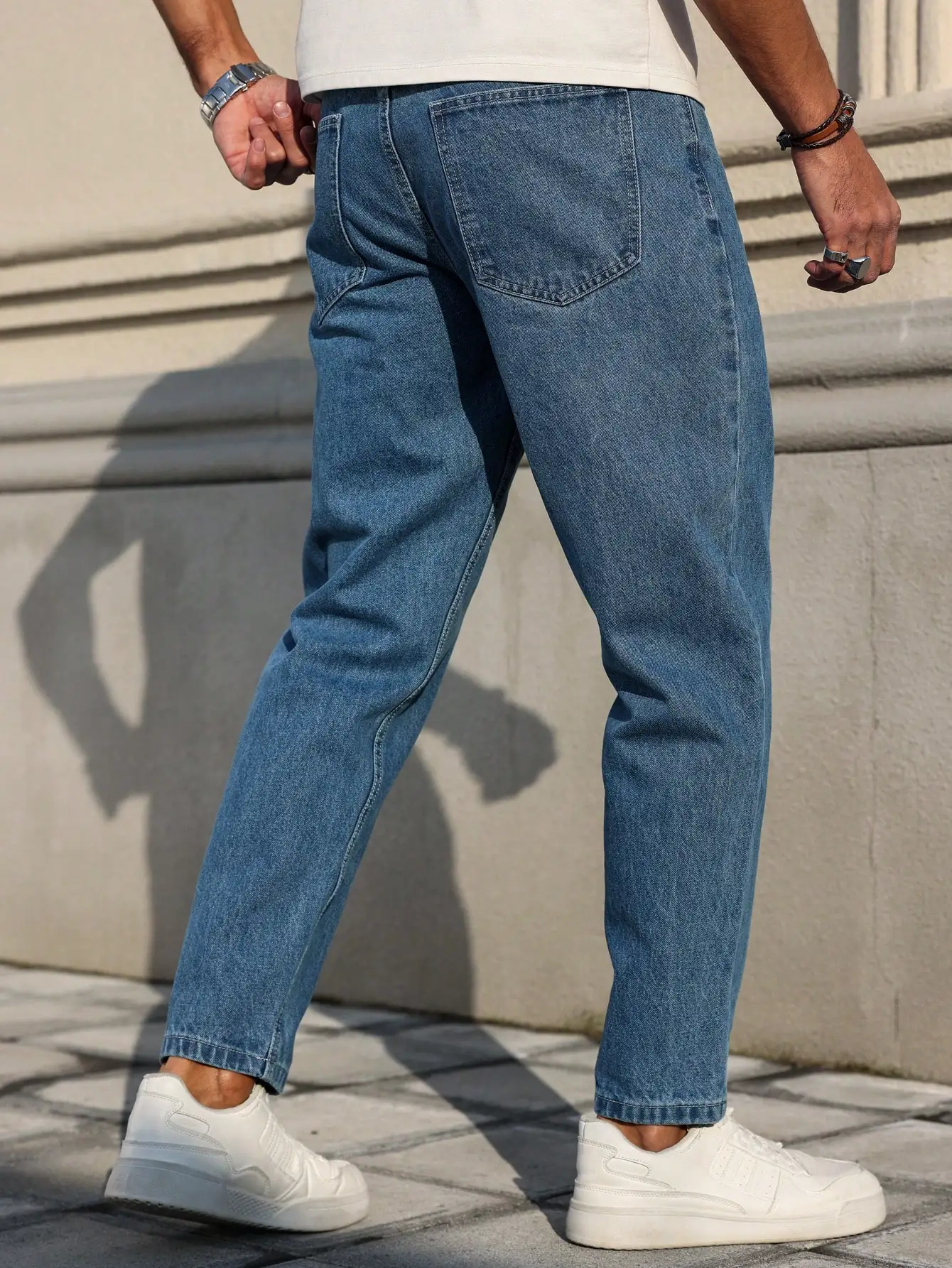 Los jeans de hombre están hechos de tela vaquera azul clásica con un | Ropa de hombre · Omeda.es - Imagen 4