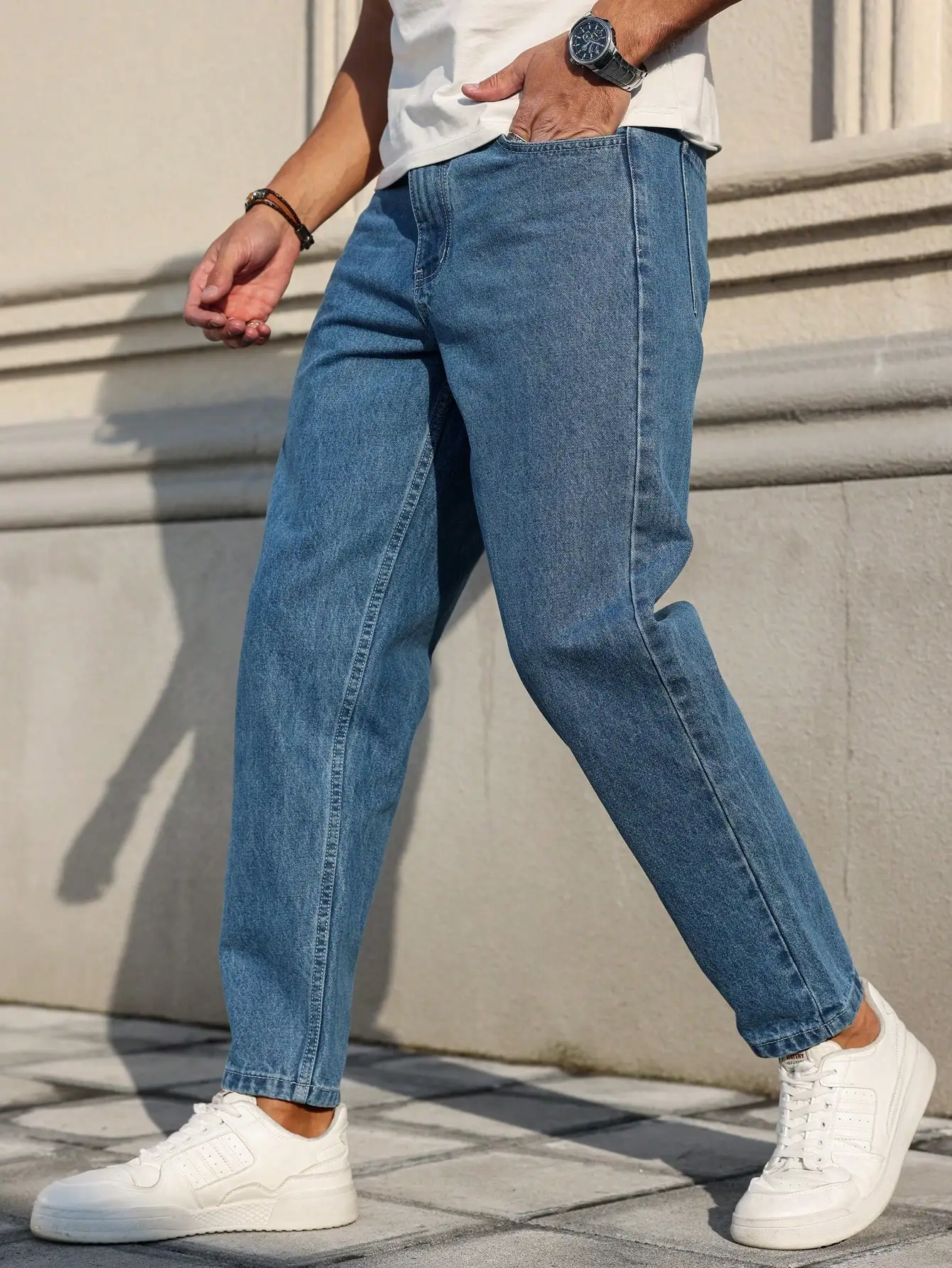 Los jeans de hombre están hechos de tela vaquera azul clásica con un | Ropa de hombre · Omeda.es - Imagen 6