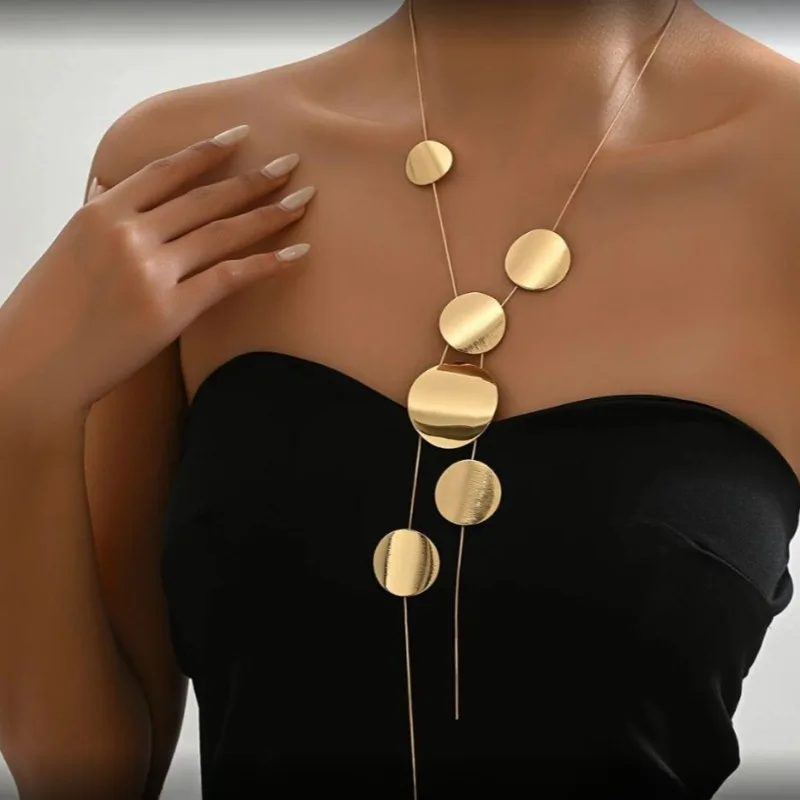 Long necklace for women girls temperament simple disc hollow | Accesorios de moda · Omeda.es